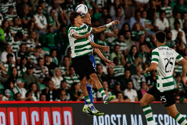 Ricardo Mangas ve Luuk De Jong, Liga Portekiz maçı sırasında Sporting CP ve FC Porto (Maciej Rogowski / Ball Raw Images) takımları arasında görüldü.)