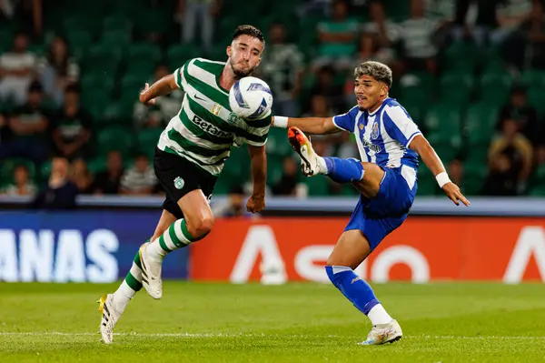 Goncalo Inacio ve William Gomes, Liga Portekiz maçı sırasında Sporting CP ve FC Porto takımları arasında görüldü (Maciej Rogowski / Ball Raw Images)
