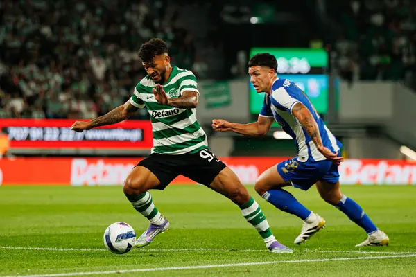 Luis Suarez ve Nehuen Perez, Liga Portekiz maçı sırasında Sporting CP ve FC Porto takımları arasında görüldü (Maciej Rogowski / Ball Raw Images)