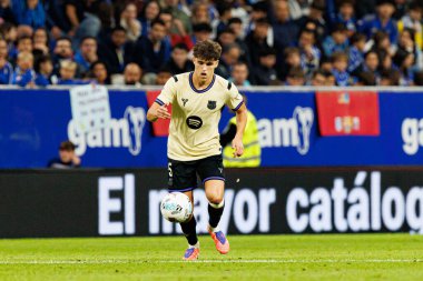 Pau Cubarsi seen during LaLiga EA SPORTS game between teams of Real Oviedo  and FC Barcelona at Carlos Tartiere Stadium (Maciej Rogowski/Ball Raw Images)
