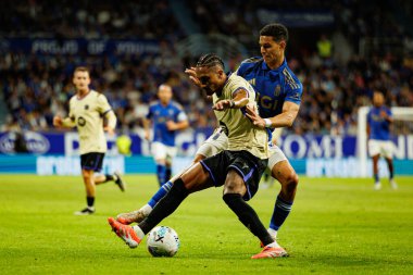 Ilyas Chaira and Raphinha seen during LaLiga EA SPORTS game between teams of Real Oviedo  and FC Barcelona at Carlos Tartiere Stadium (Maciej Rogowski/Ball Raw Images)
