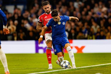 Nicolas Otamendi and Pedro Neto seen during Champions League league phase game between Chelsea FC and  SL Benfica (Maciej Rogowski/ Ball Raw Images)