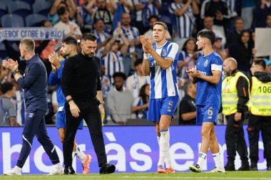 Francesco Farioli and Jan Bednarek seen during Liga Portugal game between teams of FC Porto and SL Benfica at Estadio do Dragao (Maciej Rogowski/Ball Raw Images)