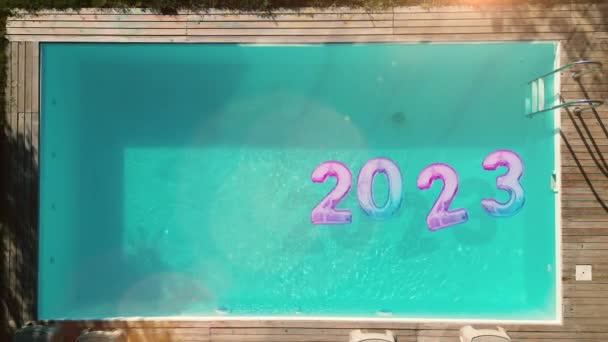 Luchtvaartmaatschappij Roze Ballonnen Met Nummers 2023 Liggend Water Zwembad Close — Stockvideo