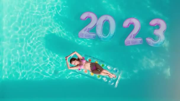 航空機だ 2022年の若い女性とピンクの風船は スイミングプールの閉鎖背景の水の2023で変化しています そうだ 高品質4K映像 — ストック動画