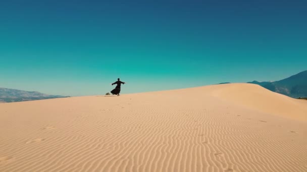 Araberin Traditioneller Kleidung Der Vae Abaya Geht Durch Eine Wüste — Stockvideo