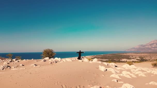 無人機からの空中ビューは 海の景色と背景に山の砂丘の上を歩く伝統的なドレスAbayaの女性の周りを飛んでいます そうだ 高品質4K映像 — ストック動画
