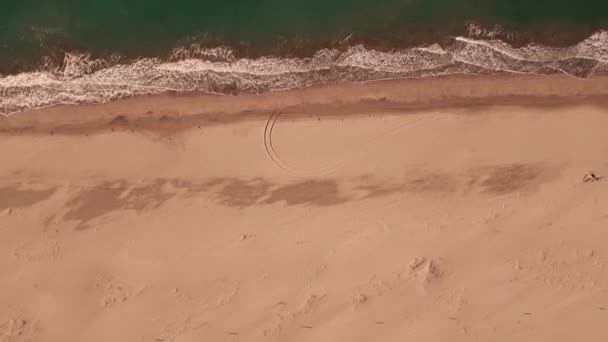 珊迪海滩全景沙滩上的全景 海浪在海岸上翻滚 从空中俯瞰海岸 海浪的空中摄影 海洋和海滩 复制空间 — 图库视频影像