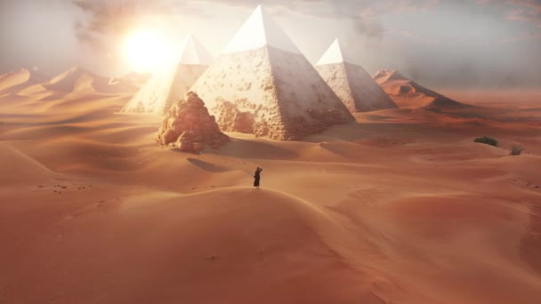 日落时妇女向金字塔走去的空中背景 历史上的古代概念 高质量的4K镜头 — 图库视频影像