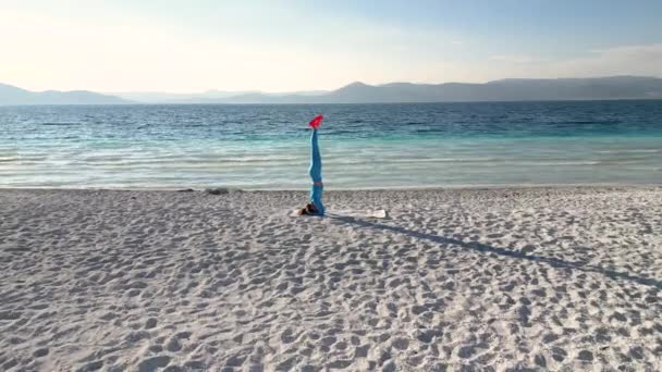 Жінка Практикує Йогу Пляжі Захоплюючим Видом Море Або Океан Жінка — стокове відео