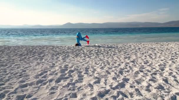Жінка Практикує Йогу Пляжі Захоплюючим Видом Море Або Океан Жінка — стокове відео