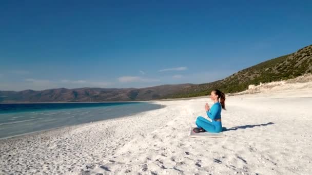 Woman Shown Practicing Yoga Beach Breathtaking View Sea Ocean Woman — Stock Video