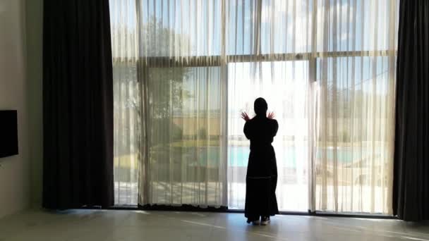 Arabská Žena Oblečená Černé Abáji Zobrazeno Rozhrnutí Záclon Vily Bazénem — Stock video