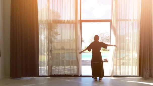 Arab Woman Dressed Black Abaya Shown Opening Curtains Villa Swimming — Video