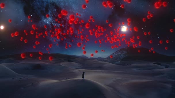 欣赏数以千计的红色中国灯笼的令人敬畏的景象 这些灯笼用这个迷人的视频照亮了夜晚的沙漠 视频中的女人敬畏地站在那里 看着大海 — 图库视频影像