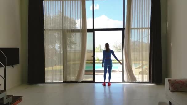 Video See Young Woman Dressed Stylish Blue Sport Suit Walking — Vídeos de Stock