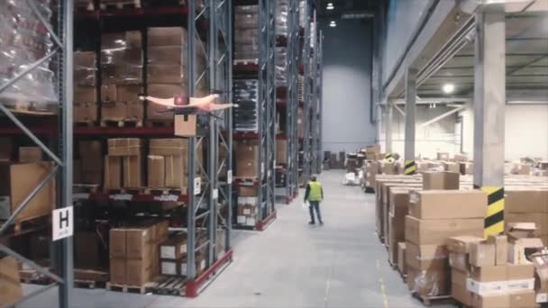 一群送货的无人驾驶飞机在仓库飞行 高质量的4K镜头 — 图库视频影像