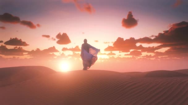 穿着漂亮的蓝白相间的阿拉伯服装的女人举手站在沙漠中 高质量的4K镜头 — 图库视频影像