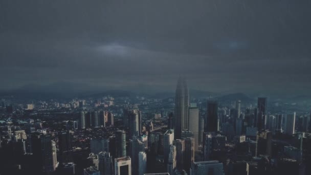 Gökyüzünde Hareket Eden Renkli Bulutlarla Ilk Yağmur Damlalarıyla Büyük Şehrin — Stok video