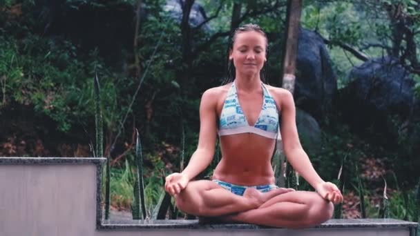 Aantrekkelijke Vrouw Zit Lotus Yoga Poseren Spirituele Ontspanning Sereniteit Meditatie — Stockvideo