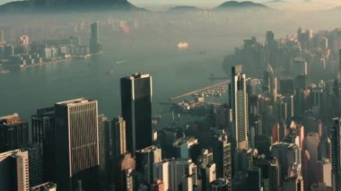 AERİAL. Sinema videosu ve Hong Kong şehir merkezinin gün batımı ve güneş ışığı manzarası. Yüksek kalite 4k görüntü