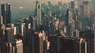 AERİAL. Sinema videosu ve Hong Kong şehir merkezinin gün batımı ve güneş ışığı manzarası. Yüksek kalite 4k görüntü