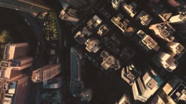 Gün batımında Hong Kong 'da gökdelenlerin üzerinde. Yüksek kalite 4k görüntü