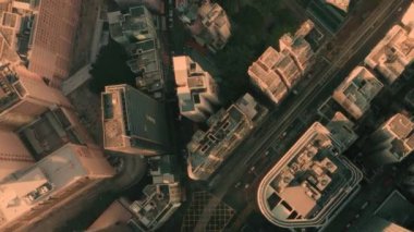 AERİAL. Sinema videosu ve Hong Kong şehir merkezinin gün batımı ve güneş ışığı manzarası. Yüksek kalite 4k görüntü