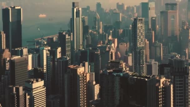 エアリアル 日没と太陽の光で香港市内中心部のシネマティックビデオとトップビュー 高品質の4K映像 — ストック動画