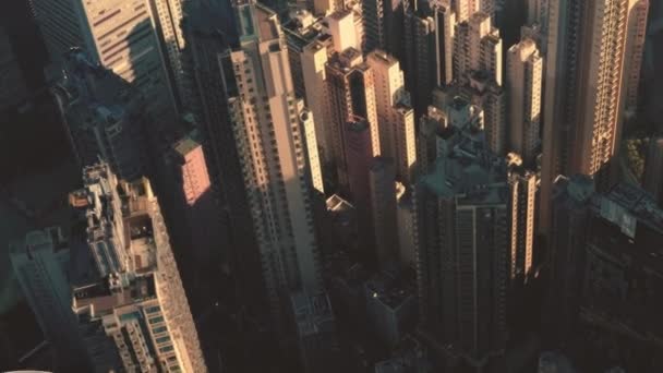 Repülés Felhőkarcolók Felett Hong Kong Ban Naplementekor Kiváló Minőségű Felvételek — Stock videók