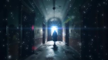 Terk edilmiş, yıkılmış, uzun koridor tüneli, izleme hareketi, pov. Yüksek kalite 4k görüntü