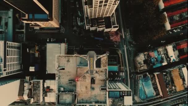 Анимация Многороторные Полицейские Дроны Пролетают Над Городом Месте Заката Найти — стоковое видео