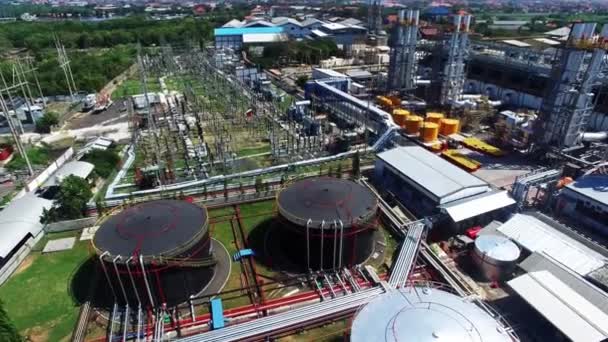 Luftfoto Stort Moderne Olieraffinaderi Med Olielagringstanke Olieindustrien Benzin Dieselproduktion Industrianlæg – Stock-video