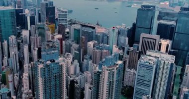 Victoria Harbour Financial Kowloon Merkez Bölgesi 'nde Hong Kong' un ufuk çizgisinin hava görüntüsü. Yüksek kalite 4k görüntü