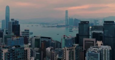 Wan Chai bölgesinin güneş doğarken alçak bulutların altında çekilmiş görüntüsü. Hong Kong Adası. Yüksek kalite 4k görüntü