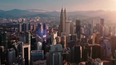 Kuala Lumpur şehrinin havadan görünüşü. Güneş parlıyor, sabah vakti. Yüksek kalite 4k görüntü