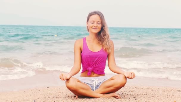 Ung Kvinna Rosa Yogakostym Som Står Yogapose Stranden Högkvalitativ Film — Stockvideo