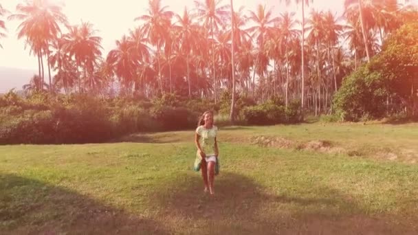 Szépség Romantikus Fiatal Hosszú Sifon Ruha Ruhával Fut Erdőben Naplementekor — Stock videók