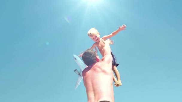 Zeitlupenvideo Vater Wirft Sohn Hin Wenn Sie Strand Spielen Flugzeugflüge — Stockvideo