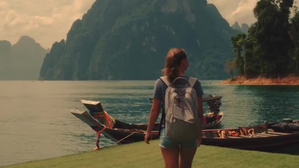 Kembali Melihat Wanita Berjalan Dekat Kayu Panjang Ekor Perahu Dengan — Stok Video