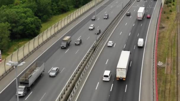 Widok Góry Samochodów Osobowych Ciężarowych Poruszających Się Zatłoczonym Ruchu Drogowym — Wideo stockowe