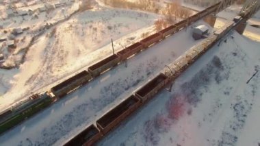 Kış zamanı kargo treninin hava görüntüsü. Teslimat konsepti. Yüksek kalite 4k görüntü