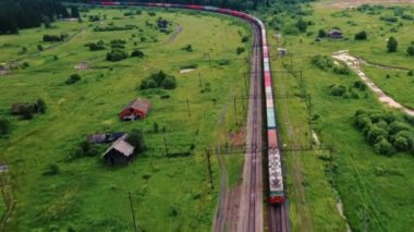 Ormanda demiryolu kargo treninin hava manzarası. Yüksek kalite 4k görüntü