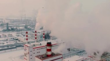 Kışın elektrik santralinin havadan görünüşü. Soğuk hava ve tüten tüpler. - Evet. Yüksek kalite 4k görüntü