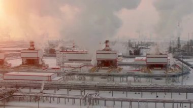 Kışın elektrik santralinin havadan görünüşü. Soğuk hava ve tüten tüpler. - Evet. Yüksek kalite 4k görüntü