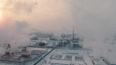 Kışın elektrik santralinin havadan görünüşü. Soğuk hava ve tüten tüpler. - Evet. Yüksek kalite 4k görüntü
