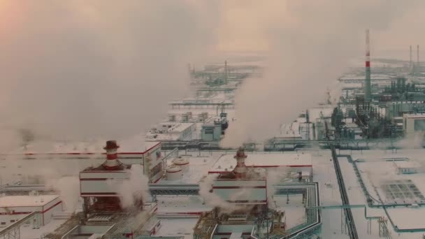 冬季发电厂的空中景观 寒冷的天气和烟斗 是的高质量的4K镜头 — 图库视频影像