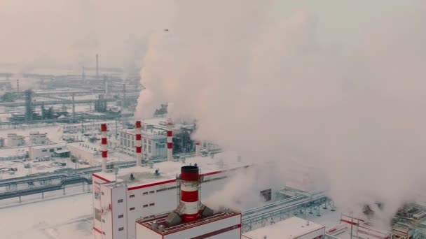 冬季のパワーステーションの空中観測 寒い天気と喫煙用チューブ 高品質の4K映像 — ストック動画