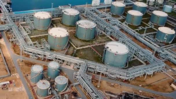 Αεροφωτογραφία Της Αποθήκευσης Πετρελαίου Κοντά Στη Θάλασσα Υψηλής Ποιότητας Πλάνα — Αρχείο Βίντεο