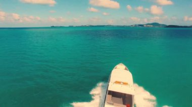 Açık denizde sürat teknesinin hava aracı videosu. Yüksek kalite 4k görüntü